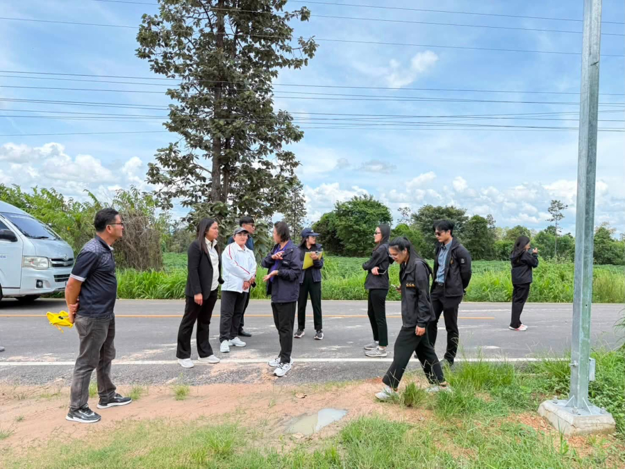 ร่วมลงพื้นที่ติดตามผลการดำเนินงานโครงการก่อสร้างถนนแอสฟัลต์ติกคอนกรีตพร้อมติดตั้งเสาไฟนวัตกรรม ถนนสายเมนต์หลัก ระยะทาง 1,700 เมตร กว้าง 6 เมตร พร้อมเสาไฟนวัตกรรม 50 ต้น ตำบลนิคมสร้างตนเองลำโดมน้อย อำเภอสิรินธร จังหวัดอุบลราชธานี